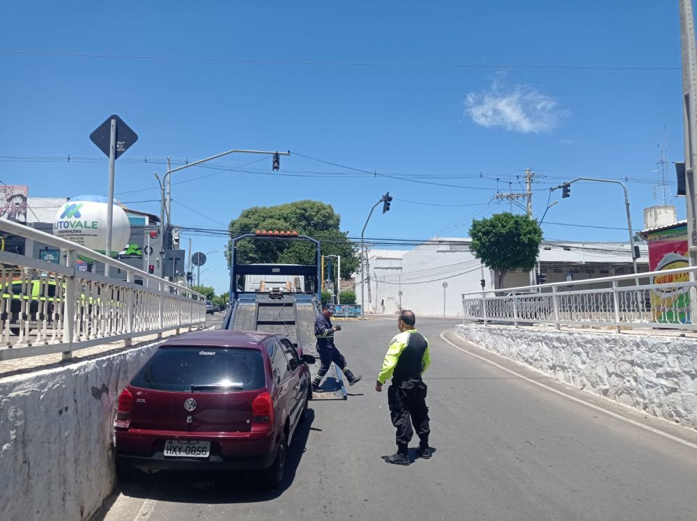 RedeGN Carro parado em sentido contrário no pontilhão coloca em risco